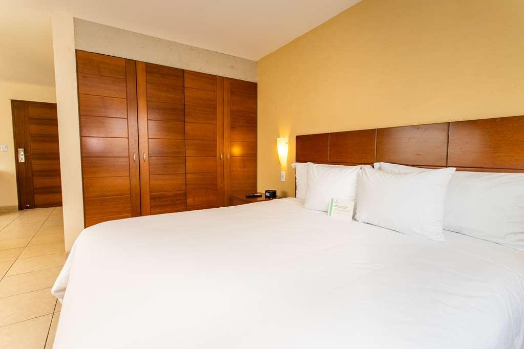 Wyndham Costa Del Sol Pucallpa Zimmer foto A bedroom at the hotel