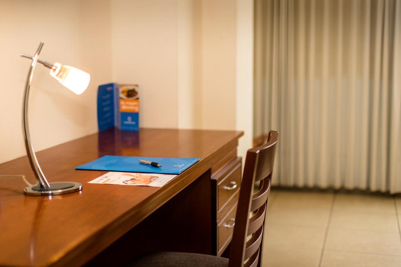 Wyndham Costa Del Sol Pucallpa Exterior foto A desk in a hotel room
