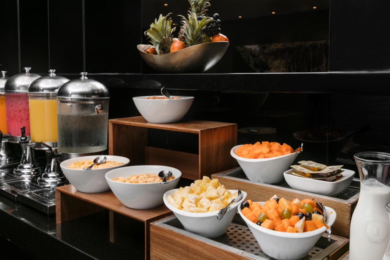Wyndham Costa Del Sol Pucallpa Exterior foto A breakfast buffet