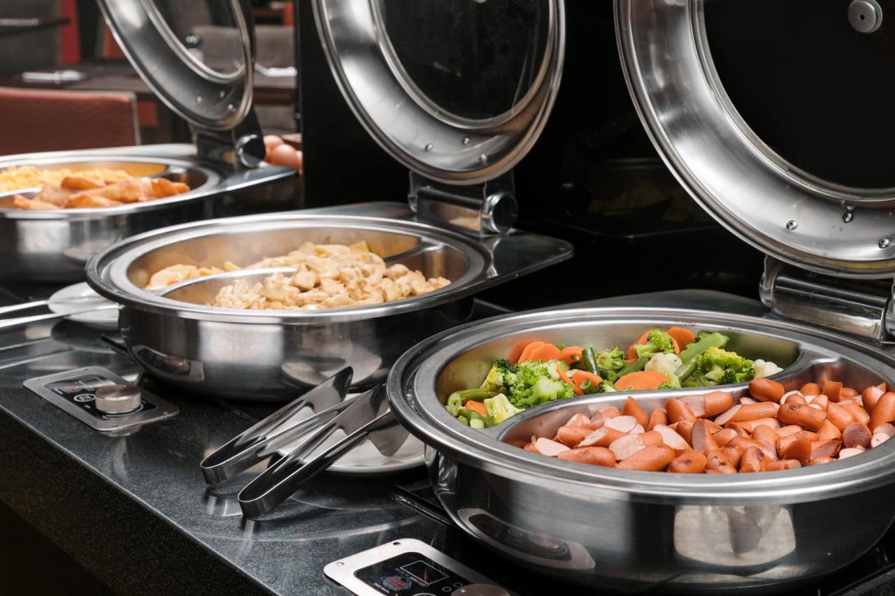 Wyndham Costa Del Sol Pucallpa Exterior foto A chafing dish